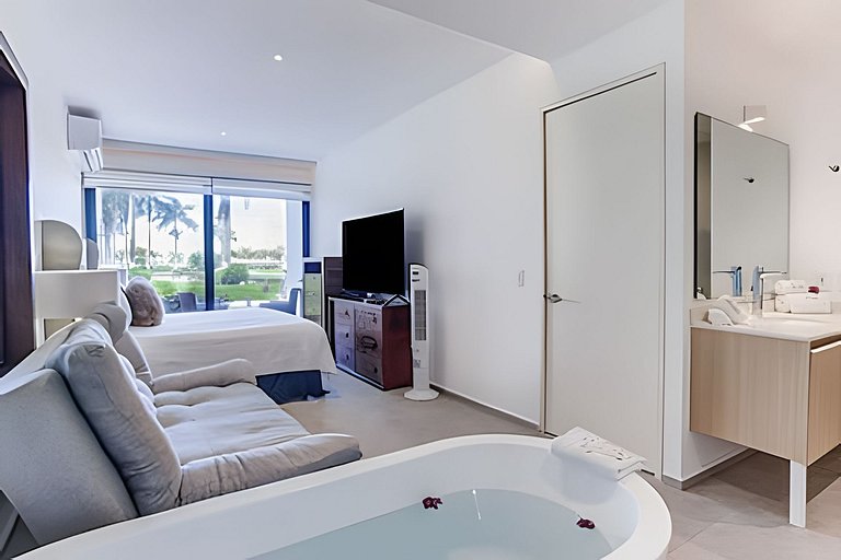 Aria Ocean 106 by Del Mar